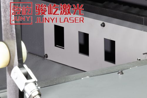 Máy cắt Laser sợi quang, Máy cắt laser sợi quang kín hoàn toàn với bệ con thoi VF3015H